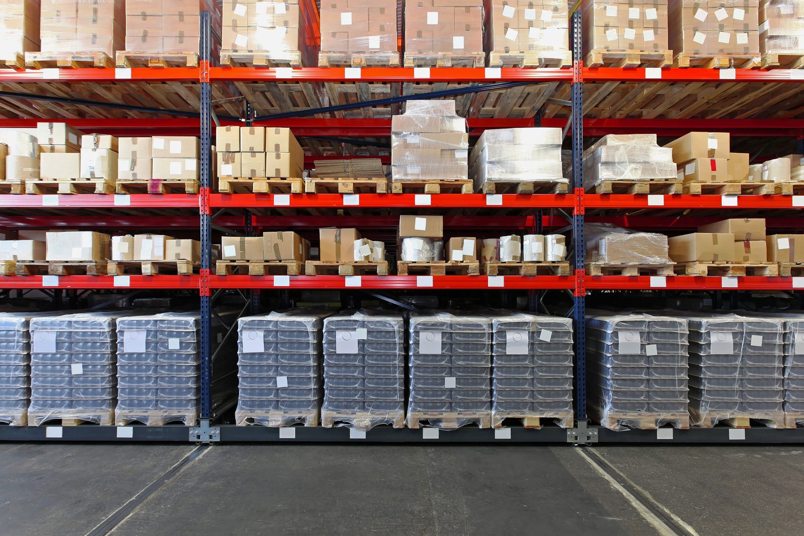 Wrapped pallets being bulk-read by RFID