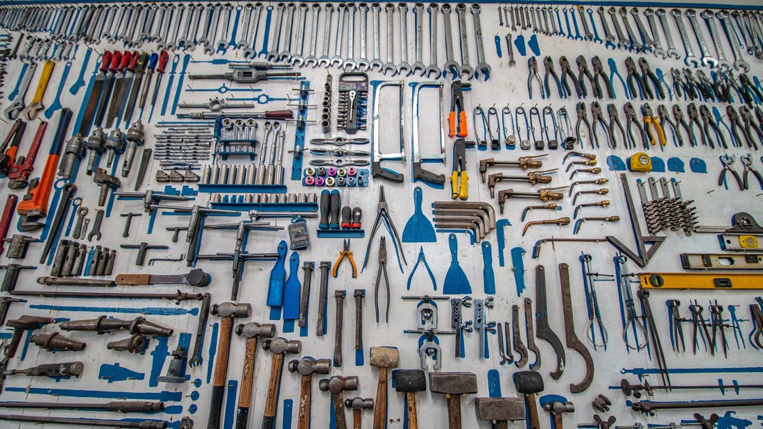 Tool crib with RFID-tagged hand tools